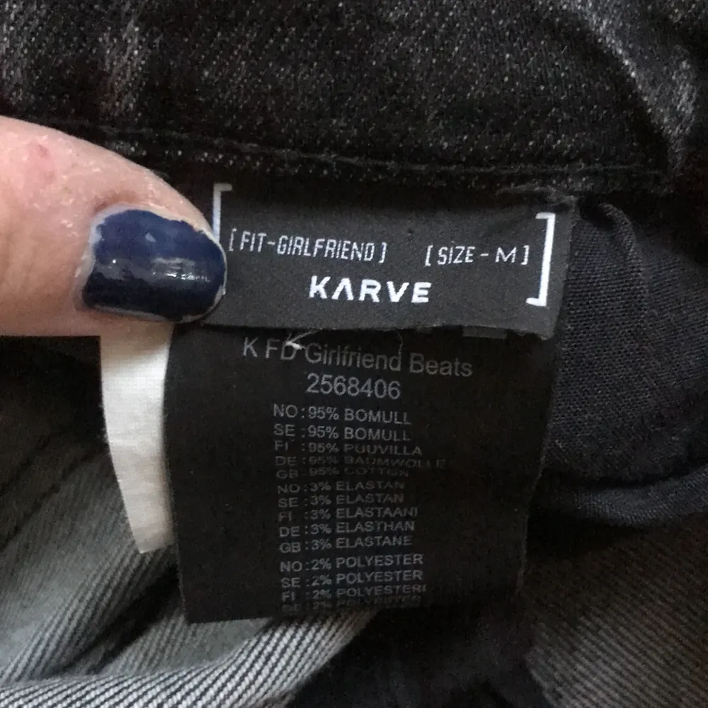 Knappt använda jeans från Karve i girlfriend modell, storlek Medium. Jeans & Byxor.