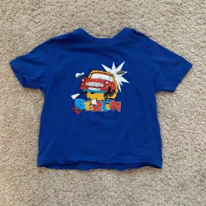 babytee - Babytee med coolt tryck💖 sitter perfekt tajt på mig som är s/m