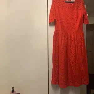 Röd klänning, Spetsig. 