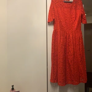 Hollister - Röd klänning, Spetsig. 