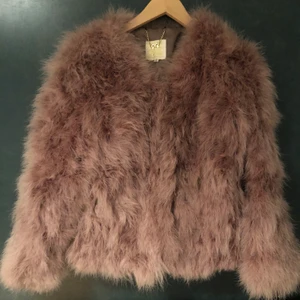 Pello Bello jacka storlek S - En Bellobello jacka av fjädrar i jättefint skick! Den är använd fåtal gånger och är i en gammalrosa färg. Både snygg till fest men även till vardag, jättevarmt å skön! 