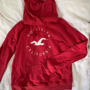 Hollister Hoodie strl S - Skön Hoodie från Hollister som är väl använd men i bra skick. Säljer pga kommer inte till användning. Köparen står för frakten.
