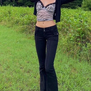 Byxor ifrån Brandy Melville  - Svarta lågmidjade byxor ifrån Brandy Melville! Passar tyvärr inte mig rekommendera för w 24-26! Köpta för 470 inkl frakt. Lappen sitter kvar så de är helt nya! 💕