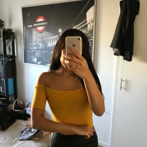 Gul topp - Söt med bara axlar. Inklusive frakt