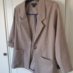 Kavaj/kappa från monki - En vårig jacka från monki som tyvärr aldrig kommit till användning hos mig. Storlek small.