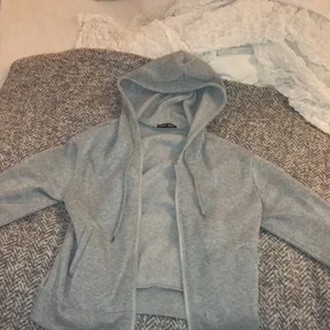 Grå zip hoodie  - Hej 🙋‍♀️ säljer denna gråa zip hoodie i storlek 34. Säljer för att fick två nästan lika dana i julklapp💞 använd 2 gånger och fortfarande mjuk inuti. Köpt på shein för 169 kr