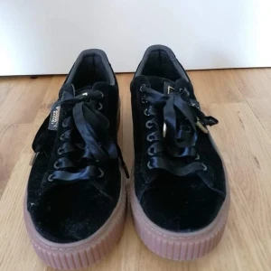 Puma Rihanna collection svart sammet  - Aldrig använda, för stora för mig eftersom de är lite stora i storleken, mer som en 40! Innermått är 24cm.