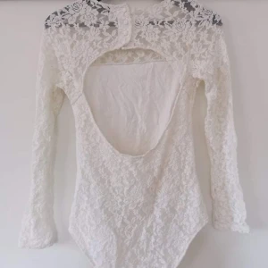 Spetsbody öppen rygg  - Hel och ren, använd ett fåtal gånger från bilbok strlk M.