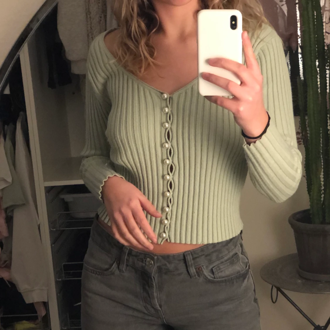 Fin grön tröja med pärlknappar