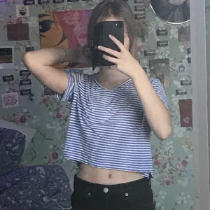 Croppad tröja från monki - Säljer för är inte min stil längre! Buda