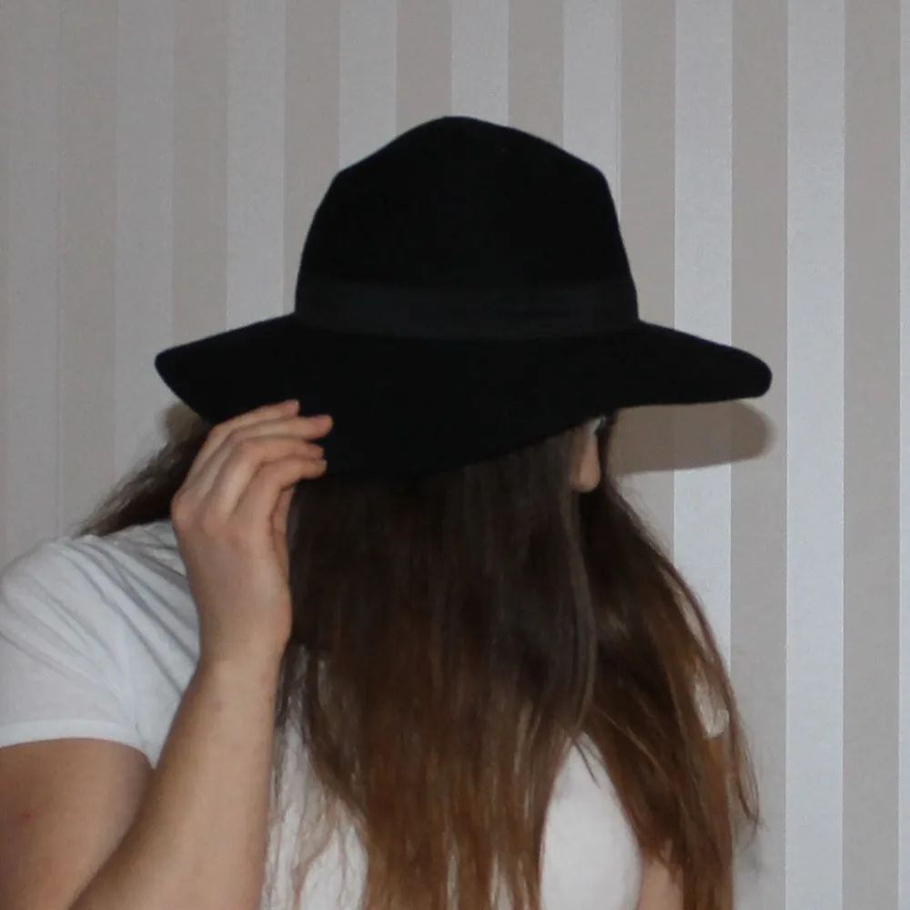 Trendig svart hatt i 100% ull. Band runtom (bild 3), onesize.. Accessoarer.