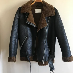 Biker Jacka från Zara - Vår jacka från Zara, strl xs men mer som en s. Flitigt använd utan skavanker!  Frakt är inkluderat i priset :)