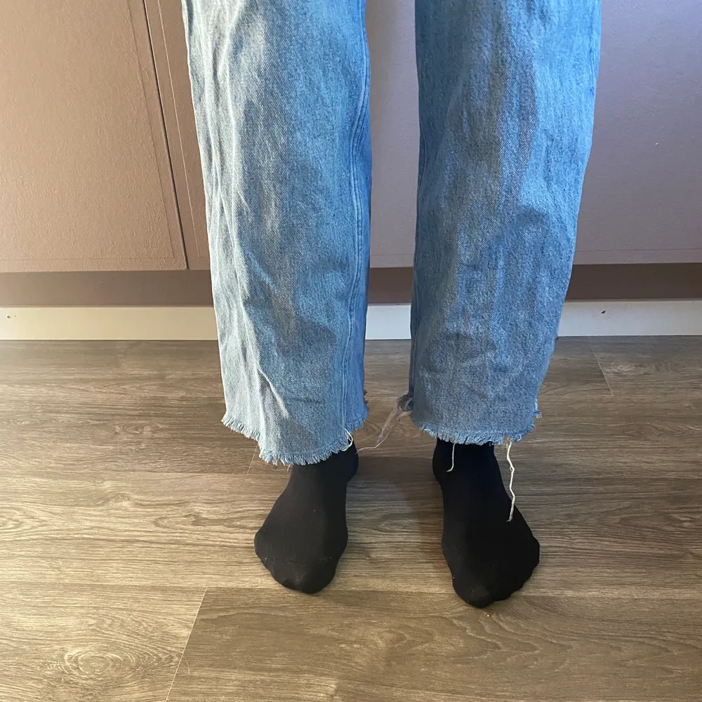 Blue jeans från Weekday. High waist. Jag har klippt av dem i längden och de går till ankeln på mig (skriv pm om du vill veta exakt längd) det är storlek 27. Dom är använda få gånger och i superfint skick.  Köpta för 500kr. GRATIS FRAKT⚡️⚡️. Jeans & Byxor.