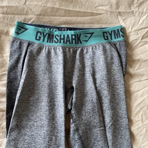 Gymshark byxor - I helt okej skick! Priset är lågt just för det är lite skavda mellan menen men annars jätte fina!!