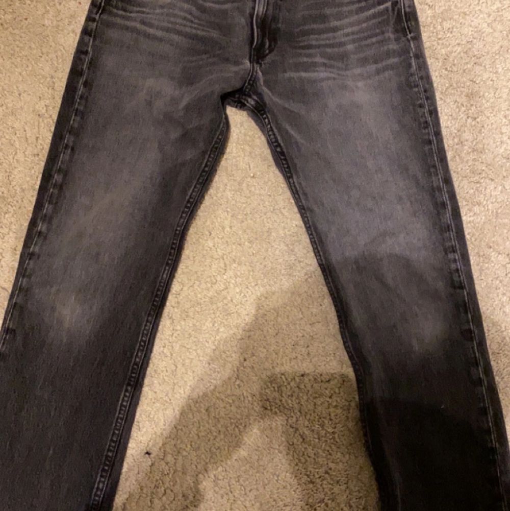 Säljer mina gamla gråa Levis jeans då jag aldrig använt dom, priset kan diskuteras. Jeans & Byxor.