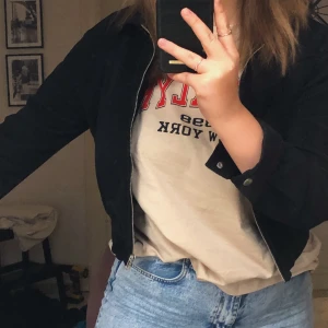 Svart vårjacka i manchestertyg - Svart vårjacka i manchestertyg från NAKD🖤   Säljer pga för liten för mig. Bra skick! 