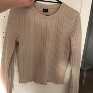 Fin beige tröja från Gina  - Säljer denna fina, ribbade och beiga tröja för 100kr ink frakt!💖 färgen gör sig mer rättvis på andra bilden✨ slutsåld på zalando!