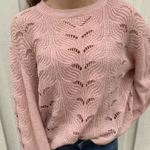 En jättemysig rosa, stickad tröja från lager 157. Den är inte sticksig eller obekväm på något sätt och bara använd en eller två gånger så nästan helt oanvänd! Bara att höra av sig vid intresse!💕 Frakt tillkommer 62kr ☺️ 