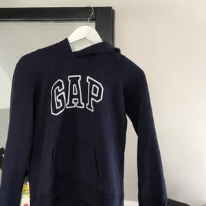 Snygg gap hoodie som tyvärr blivit för liten. Tröjan är i storlek XS och har inga fläckar eller märken. Tröjan är använd men fortfarande i bra skick. Köparen står för frakten💗💗
