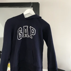 GAP - Snygg gap hoodie som tyvärr blivit för liten. Tröjan är i storlek XS och har inga fläckar eller märken. Tröjan är använd men fortfarande i bra skick. Köparen står för frakten💗💗