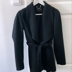 Kappa från STOCKH LM - Så fin kappa i strl 34 från STOCKH LM. Jättefin passform som formar sig fint efter kroppen, använd fåtal ggr och är i fint och felfritt skick. Nypris runt 1500:- 