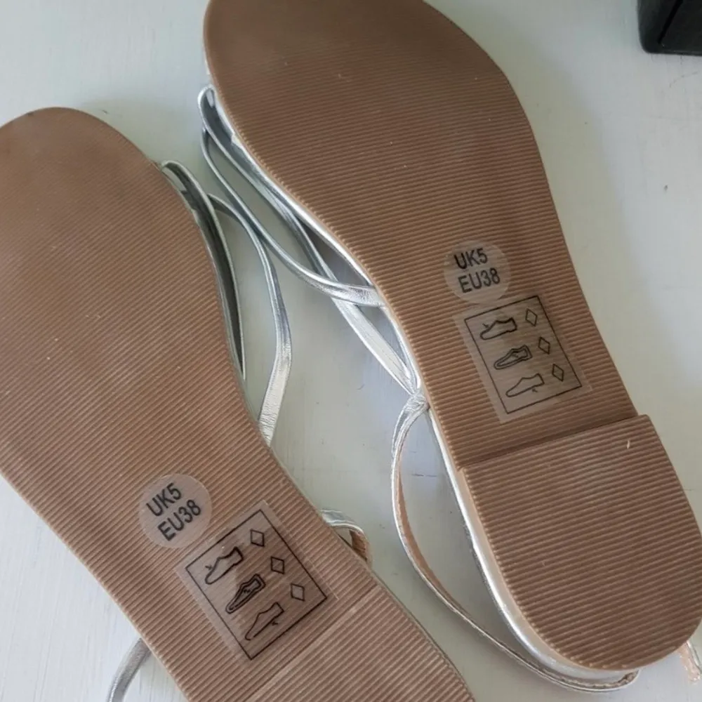 Minimalistiska silver sandaler från EGO. ALDRIG använda så i utmärkt skick! Perfekta till sommaren!. Skor.