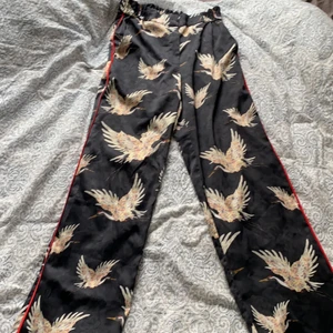 Kostymbyxa i satin stl 36 - Kostymbyxor i satin från H&M som endast är använda ett fåtal gånger. Jag säljer de för att de är lite för korta för min smak och jag är 171 men annars är de superfina. Köparen står för eventuell frakt💞