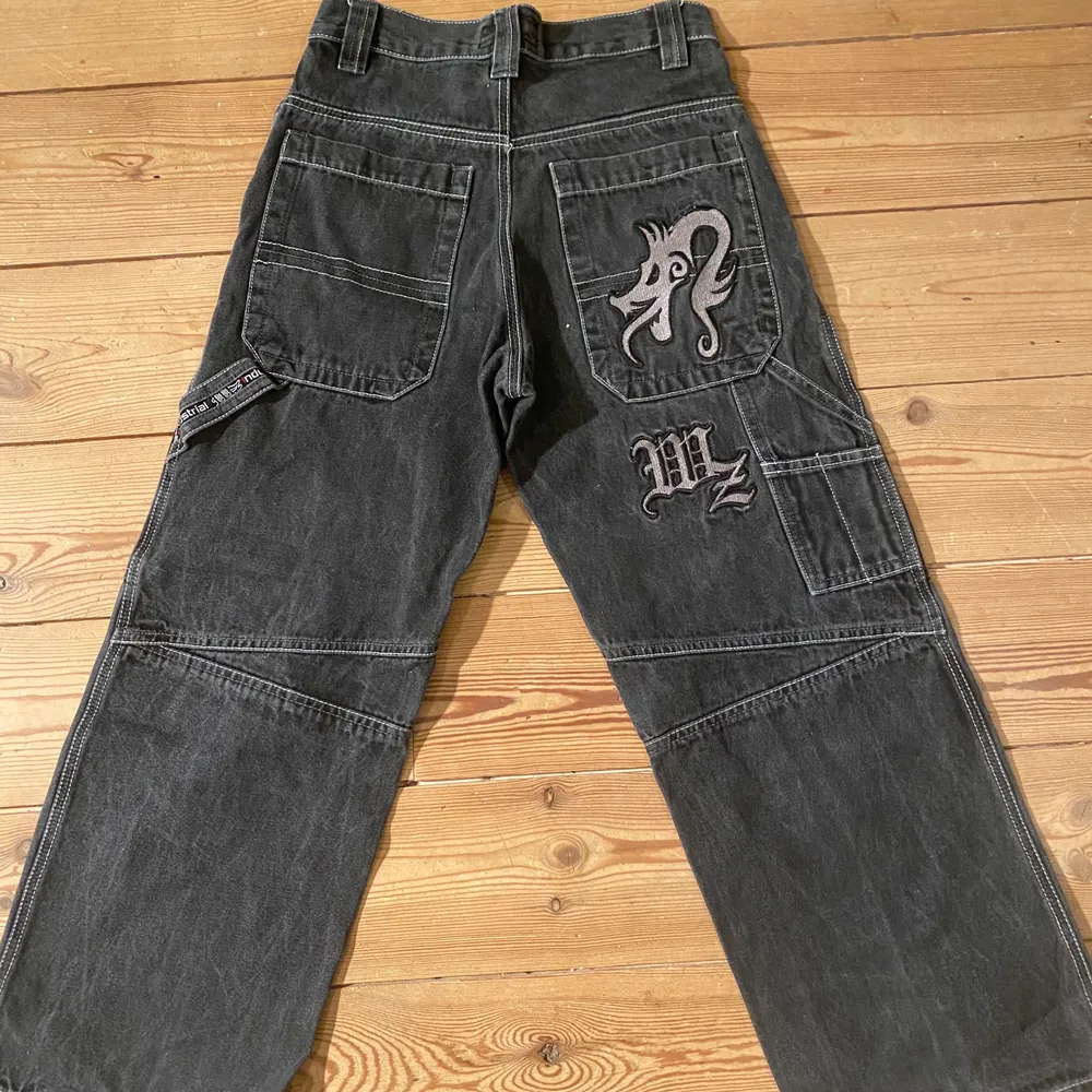 Coola gråsvarta skaterjeans (barn) i retro-stil!💥 Säljes i befintligt skick, precis som allt annat🌼 Skriv gärna vid frågor eller vid efterfrågan på fler bilder!. Jeans & Byxor.