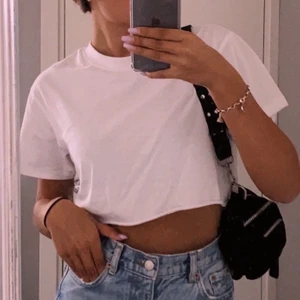 Vit T-shirt  - Vit T-shirt från bikbok 🤍 storlek XS men passar S 🤎