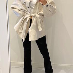 Beige Shacket - Detta är en beige shacket från Boohoo. Köptes i storlek 36 men är stor i storleken. Jag har vanligtvis 34. Denna trendiga jacka är mysig, bekväm och passar perfekt för vår/höst. Den är i nytt skick då den inte har använts. Betalning sker via Swish.                                                   OBS: leverans betalas av köparen, returer stöds ej.