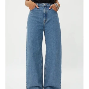 Weekday jeans  - Säljer mina as sköna jeans från Weekday! Använda endast ett fåtal ggr, så gott som nya!⚡️ modell: Ace high wide jeans! Skriv privat för fler bilder🥰