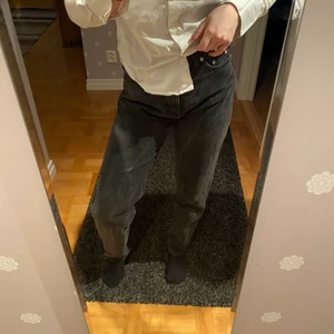 Svarta raka jeans - Ett par svarta raka jeans från Weekday i modellen Lash💞