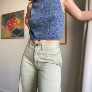 Superfina grön/beiga jeans i en så fin rak modell🌟 lite små men passar mig som har S/M i jeans! några fläckar som jag ej har testat om de går bort🌟