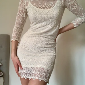 Klänning i spets - Klänning i spets från Mango i storlek S, färgen är ”off white”/creme 🤍 Använd ett fåtal gånger men kan ha lösa trådar så säljer därav billigt. Jag har sytt upp banden på innerklänningen då de var väldigt långa, har bara gjort en liten ”ögla” och satt ett par stygn så det går att ta upp ifall man skulle vilja det.                                                                                Kolla gärna in mina andra annonser! 