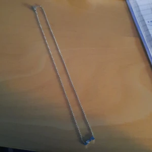 Love halsband  - Silvrigt love halsband med hjärtformad silver sten som O. 