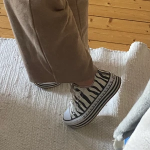 Converse skor - En par jättesnygga converse skor i zebra mönster! De är endast använda 2 gånger så i jättebra skick! Storlek 37,5.          Buda från 199kr eller kom med ett pris för att köpa direkt privat!💕 💕