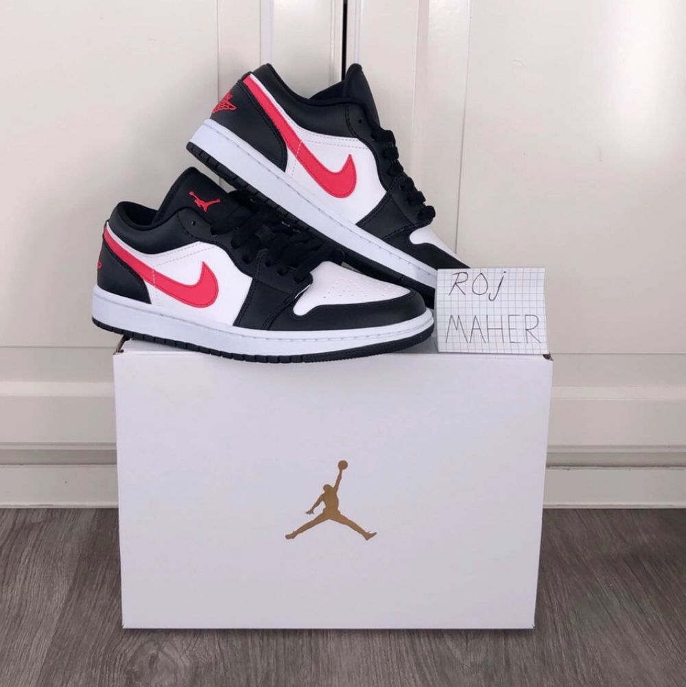Fått in dessa riktigt snygga Jordan 1 Low! Alla är helt nya samt äkta och kvitto kan fixas vid förfrågan. Storlekarna som finns är: 37,5x1, 38x2 38,5x1, 39x1, 40x3 men kan även lösa andra storlekar. Kan köra meetup i Lindesberg/Örebro men kan även skickas dubbelboxat och spårbart! Hör gärna av er så kommer vi överens om något bra!. Skor.