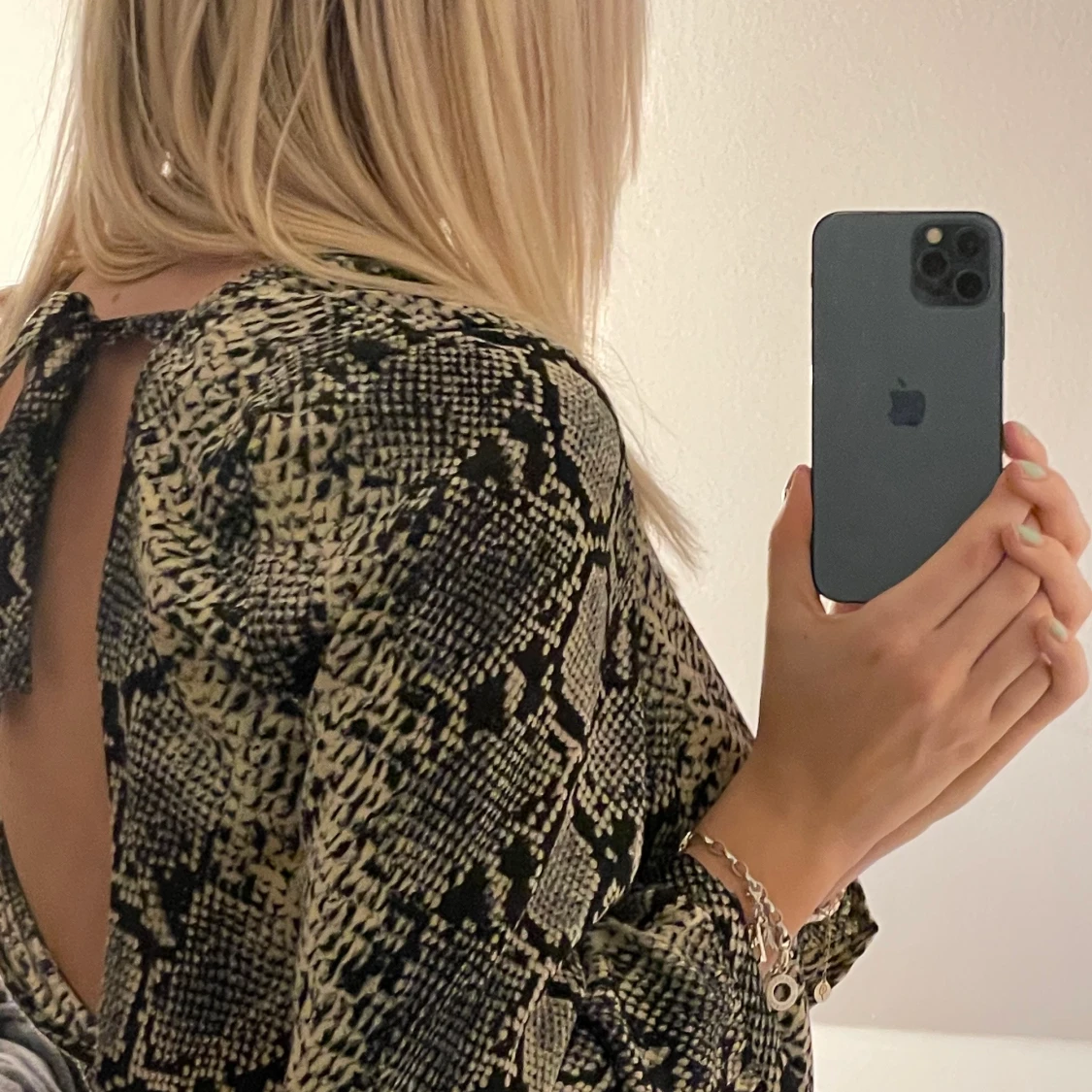 Ormmöstrad body med öppen rygg från NA-KD