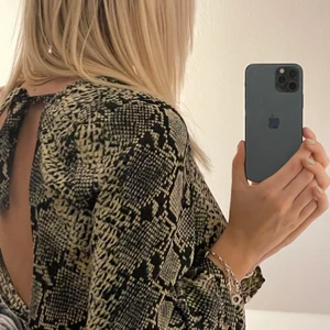 Ormmöstrad body med öppen rygg från NA-KD - Knappast använd så i mycket bra skick, köparen står för frakten 