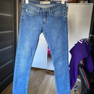 Vans v76 skinny jeans - Ett par snygga jeans från vans, byxorna är i storleken 30/32 och är i jätte bra skick då jag växte snabbt ut ur dem och de blev knappt använda. 