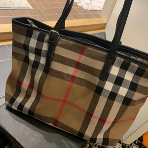 Burberrykopia ♦️  - I väldigt fint skick, knappt använd 🔥!! Skickas som spårbart brev med Postnord ”Skicka lätt” och köparen står för frakten 📬!