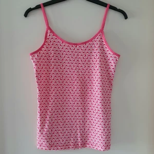 Linne med hjärtan - Linne med hjärtan på. Storlek 158/164 men funkar även som ca storlek XS-M, är stretchigt. Fraktkostnad blir 50kr.