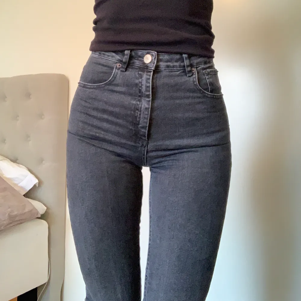 Svarta/grå jeans från Asos i storlek 28”/34”. Mycket sparsamt använda och i fint skick 🖤. Jeans & Byxor.