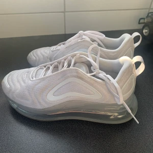 Nike Air Max 720 - Säljer mina skor som jag köpte förra våren, endast andvända 2 månader då jag inte tycker om det! Det är i sett bra skick och fortfarande kritvita eftersom det knapt är andvända!! Köpta för nypris hos Nikes hemsida för 1350. Lite små i modellen 