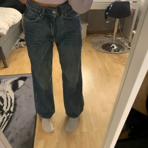 Jeans - Säljer dessa otroligt fina jeans! Dem är i storlek S och lite för stora för mig i midjan därför säljer jag dem💞 orginalpriset var 699💞. Säljs för 300 nu