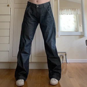 Armani Baggy Jeans - SÅLDA MEN KOLLA GÄRNA IN MIN PROFIL FÖR FLER JEANS Säljer dessa coola jeans från Armani! W34L34, 88cm midja och 84cm innerbenslängd, jag själv är 172cm som referens💓 Budgivning i kommentarerna om det är många intresserade✨💗 HÖGSTA BUD JUST NU: 640kr + frakt! Avslutas: Lördag 27/2 kl. 20:00