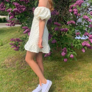 & other stories klänning - Säljer min fina studentklänning! Perfekt som studentklänning eller till annan fin tillställning. Använd en gång, hel och ren🥰 strl 38 men är ganska liten i storleken så passar en 36:a. Tror att nypris var runt 1000kr! Säljer för 450💜 