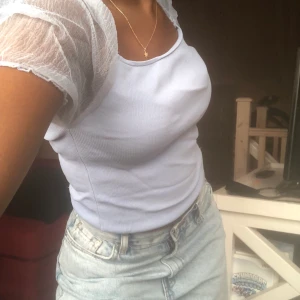 Zara blus - Säljer min fina zara blus, köpte den förra sommar men har inte kommit till så mycket användning. Inga hål, fläckar eller något trasigt! Köparen står för frakt💕