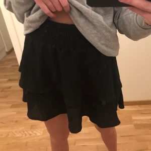 Volangkjol - Svart volangkjol från Only, knappt använd!💗