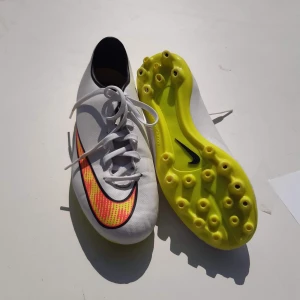 Nike mercurial vapor - Säljer nu mina gamla fotbollsskor pga att jag ej spelar längre. Använda under en månad så ca 4-8 gånger, därmed väldigt bra skick. 